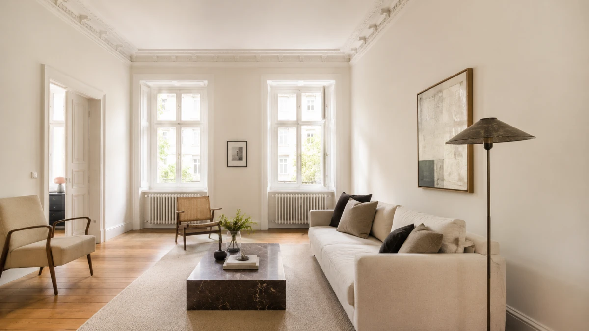 Maler Köln: heller Innenanstrich in einer Wohnung mit ruhiger Wohnraumwirkung