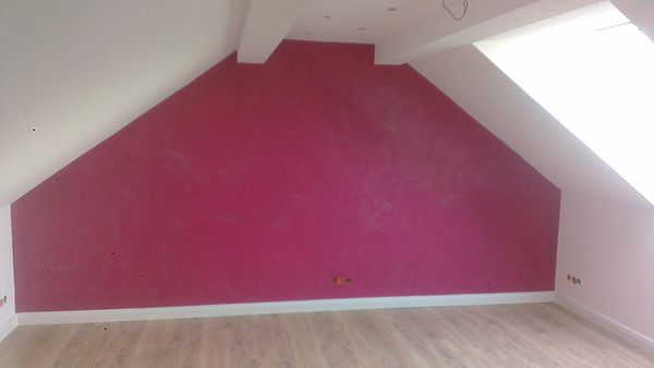 Rote Akzentwand in einem ausgebauten Dachgeschoss